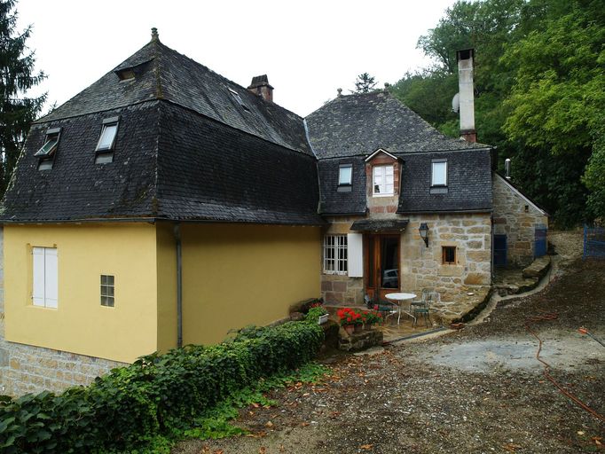 Vue générale est du logis et de son extension du 18e siècle. ; Laroche. Augmentation de construction transformant le plan rectangulaire d'origine, en plan en L.