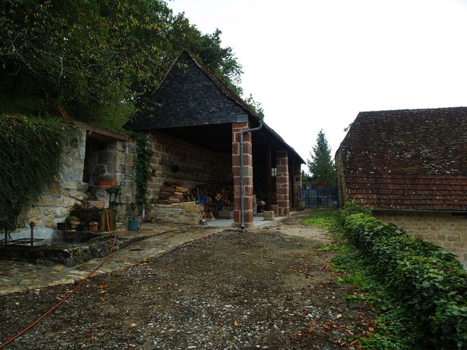 Vue générale du hangar construit à l'emplacement d'un ancien séchoir.