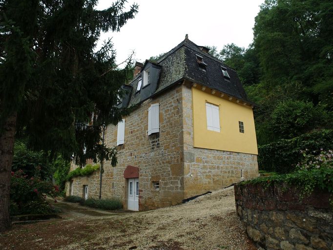 Vue générale du mur de croupe autrefois traité en pan de bois et aujourd'hui recouvert d'un crépi.