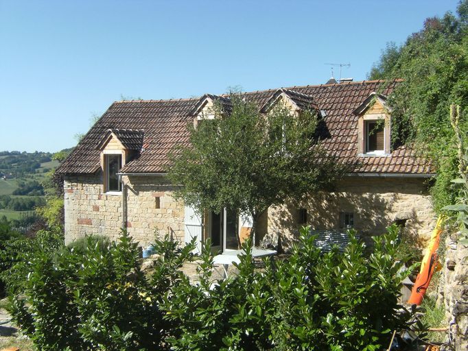 Vue générale de la façade principale de l'ancienne grange-étable transformée en maison.