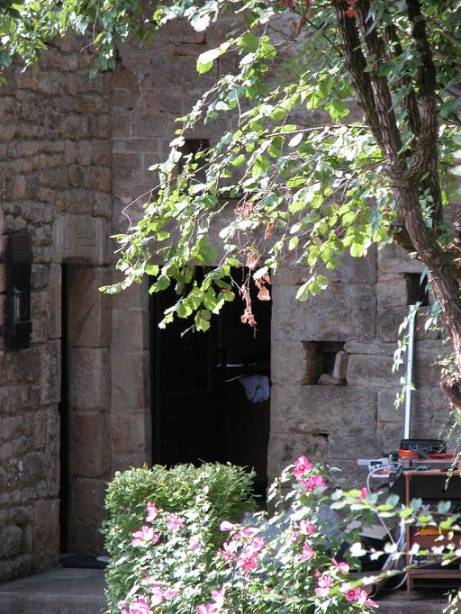 Accès à la maison par une porte chanfreinée.