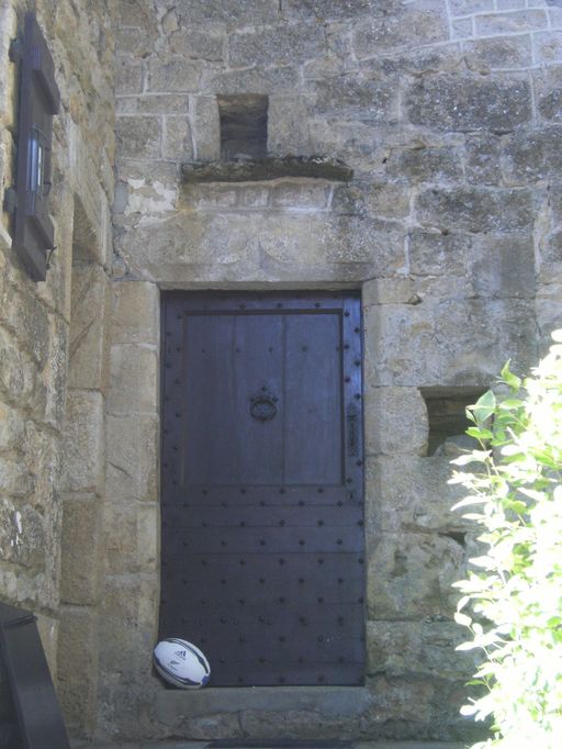 Détail de la porte d'entrée surmontée d'un linteau en arc en accolade (15e-16e siècle).