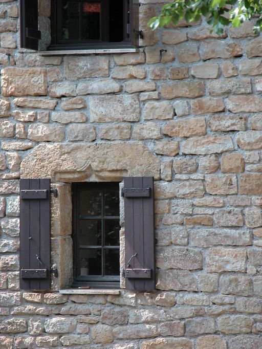 Tour carrée. Baie surmontée d'un linteau en accolade (15e-16e siècle) en remploi.