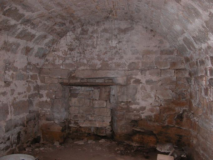 Cave voûtée en berceau en moellon de calcaire à joint beurré.