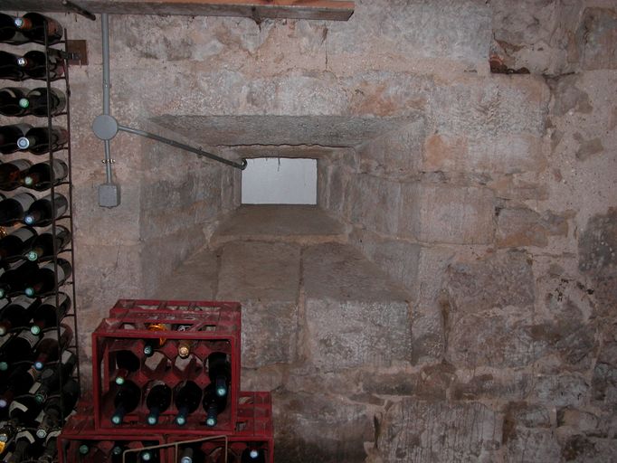 Ebrasement intérieur d'un jour de cave muré lors de la construction de la tour carrée au 20e siècle. 