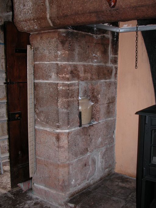 Cheminée adossée. Détail du pièdroit chanfreinée.