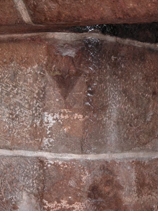 Pièdroit de la cheminée. Détail du chanfrein se terminant en pointe de diamant.