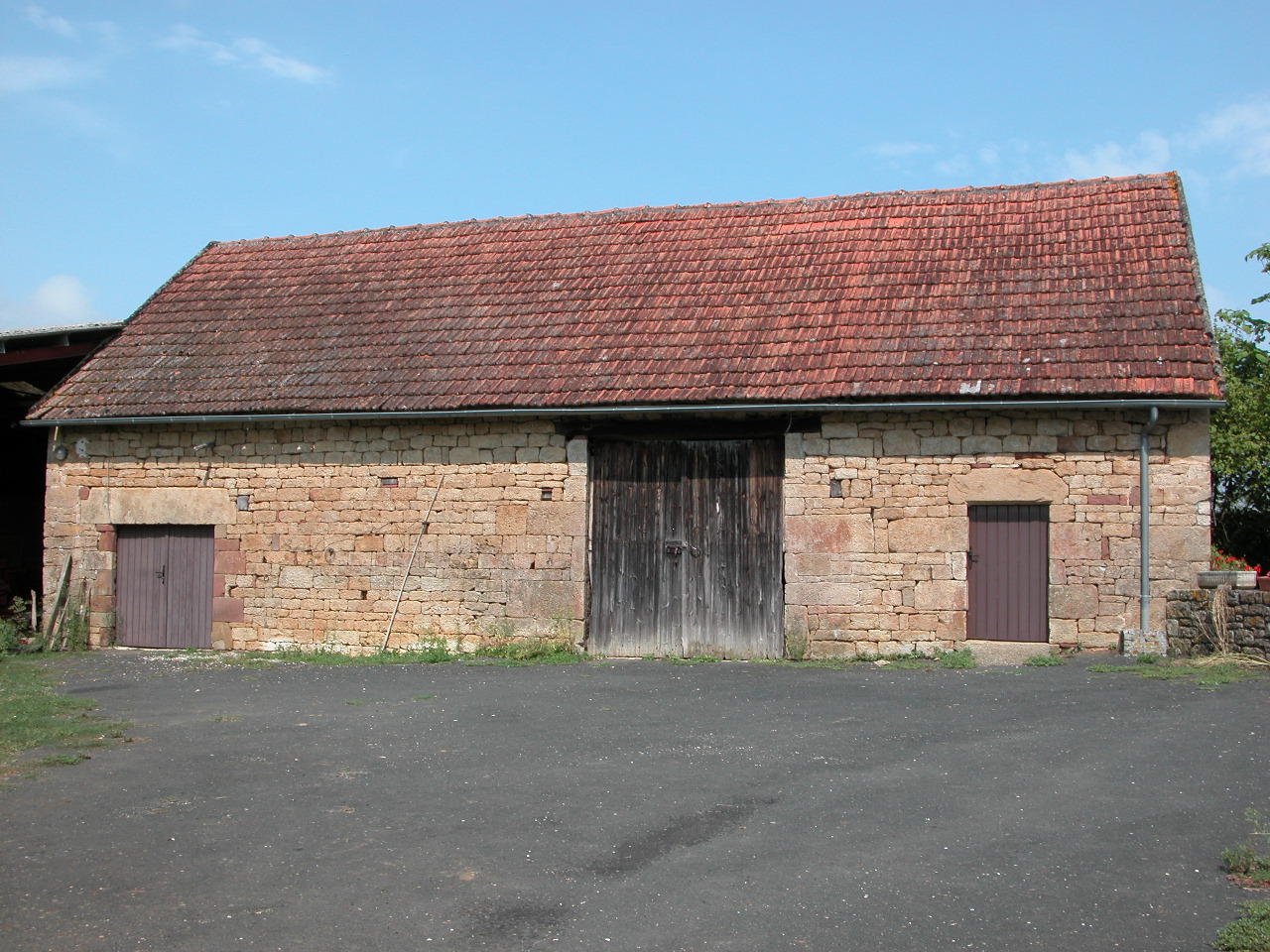 Vue générale de la grange-étable s'ouvrant sur la cour.