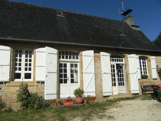 Vue générale de la façade principale du logis.