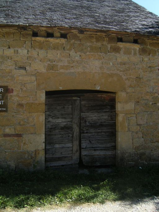 Grange-étable. Porte d'étable surmontée d'un linteau monolithe en calcaire portant la date 1894.