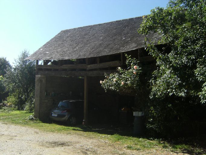 Pommier. Séchoir installé sous le comble d'un hangar. ; Vue générale du séchoir à noix.