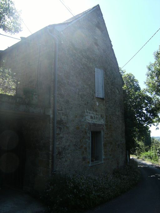Vue générale du mur-pignon ouest, aligné le long de la rue.