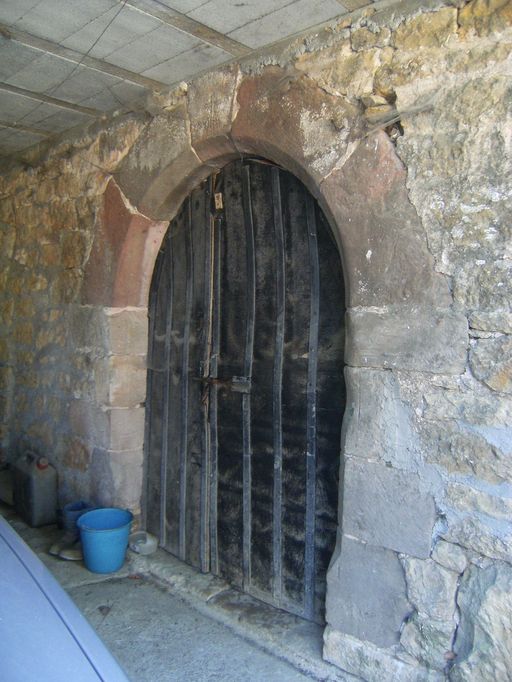 Vue générale de la porte en arc en plein cintre chanfreinée donnant accès à l'étage de soubassement.