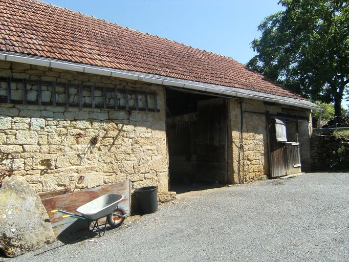 Vue générale de la grange-étable s'ouvrant sur la cour.