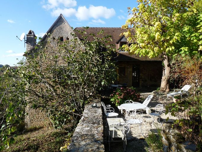 Vue générale de la façade postérieure sur jardin.