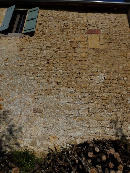 Mur de croupe sud-ouest. Traces de reprises de maçonnerie correspondant à l'agrandissement du 18e siècle.