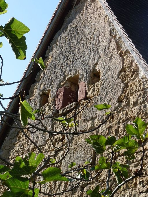 Traces résiduelles d'un enduit  situées sur le mur-pignon sud-est.