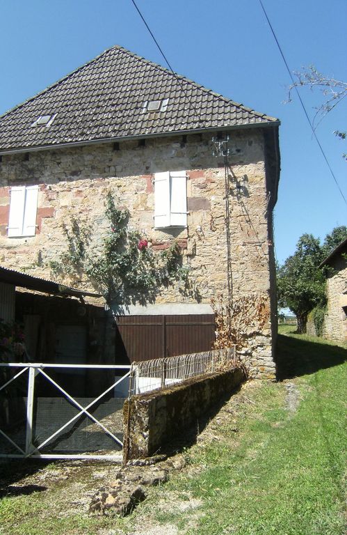 Vue générale du mur de croupe sud du logis.