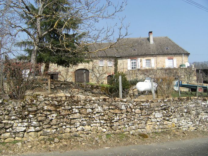 Vue générale de la ferme prise depuis la voie publique.