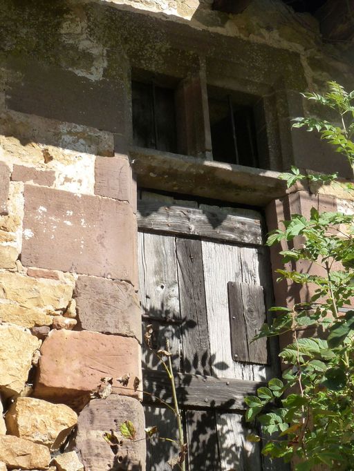 Porte présentant une moulure en double cavet percée dans l'embrasure d'une ancienne croisée.
