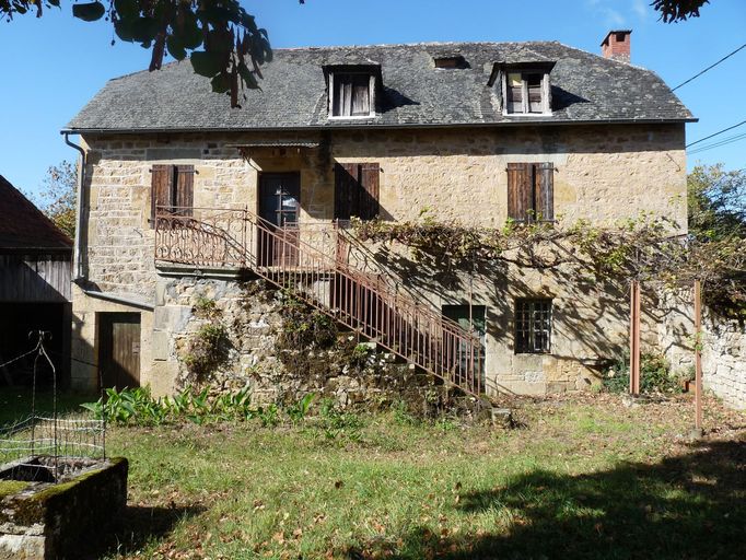 Vue générale de la façade principale, sur cour, du logis.