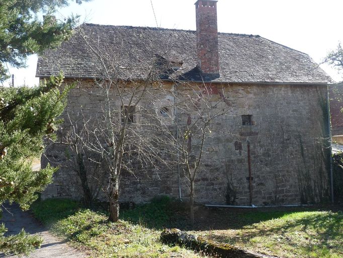 Vue de la façade postérieure du logis, prise depuis la route.