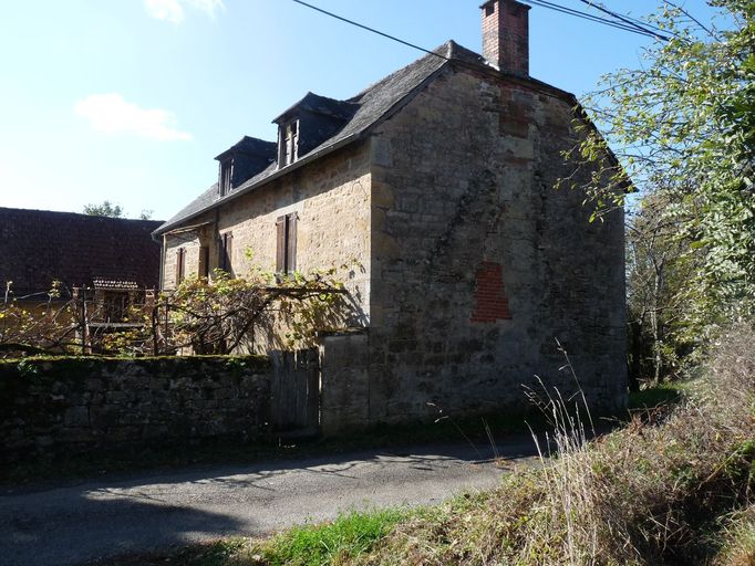 Mur pignon nord aligné le long de la rue.