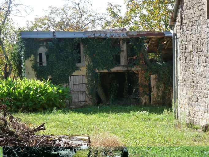Vue générale du poulailler situé derrière la grange-étable.