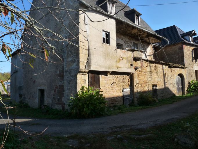 Vue générale de la façade principale sud du logis.