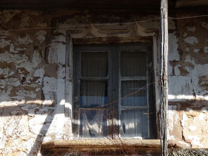 Ancienne croisée en double accolade et appui mouluré (15e siècle)