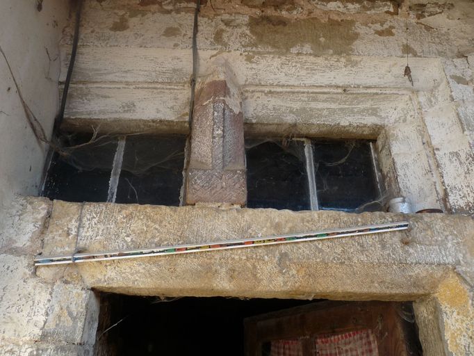 Détail de l'imposte en cavet de la porte d'entrée.