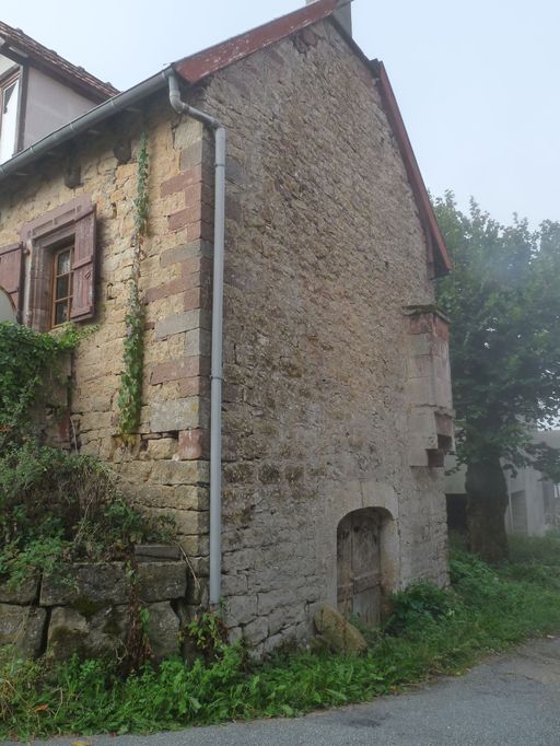 Vue du mur-pignon nord : caisson de latrines en encorbellement.