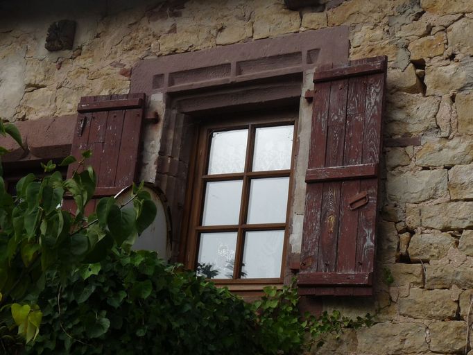Elévation est : détail d'une baie du premier étage surmontée d'une linteau à moulures croisées, en remploi.