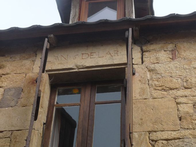 Elévation principale sud : fenêtre du premier étage surmontée d'un linteau portant l'inscription AN 6 DE LA R.