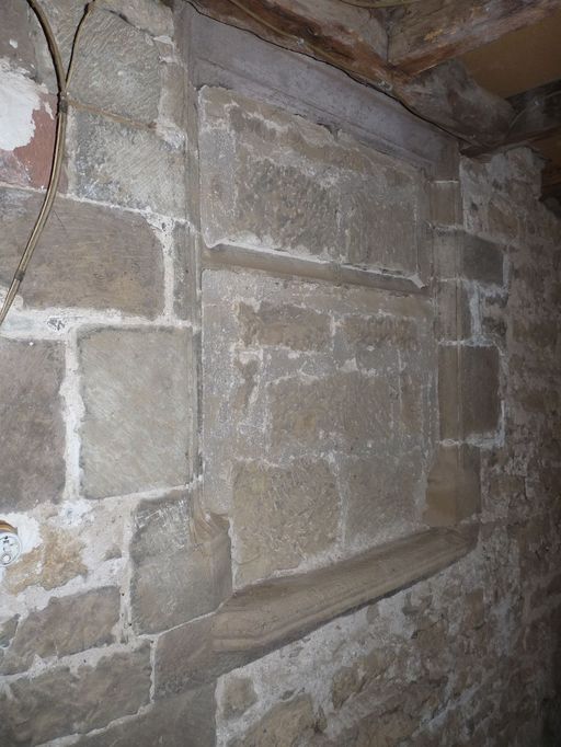 Façade principale d'origine : ancienne croisée murée (15e siècle)