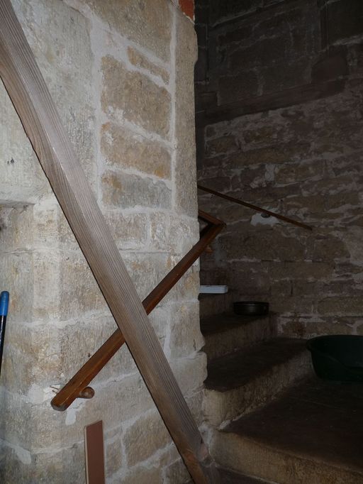 Vue générale de l'escalier en équerre à deux volées droites tournant sur un repos.