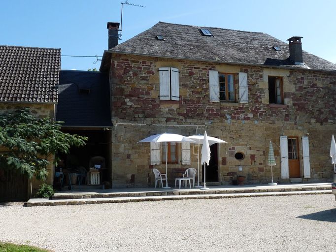 Vue générale de la façade principale sud-ouest du logis.