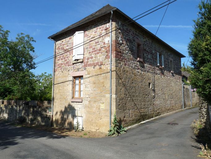 Vue générale du mur de croupe sud-est et de la façade postérieure, sur rue.