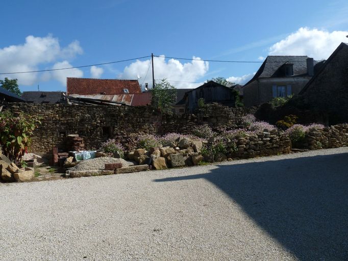 Vue générale des ruines de l'ancienne grange-étable et du fournil.