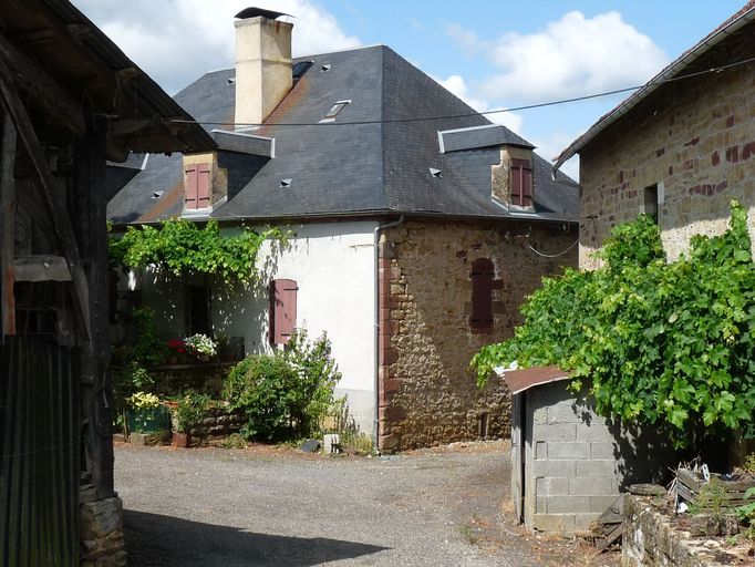 Vue générale du logis de la ferme, prise depuis la voie publique.