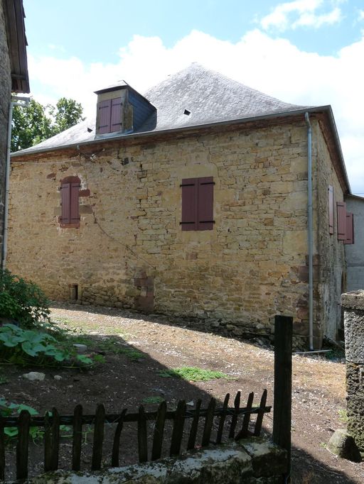 Vue générale du mur de croupe nord-est du logis, prise depuis la voie publique. 