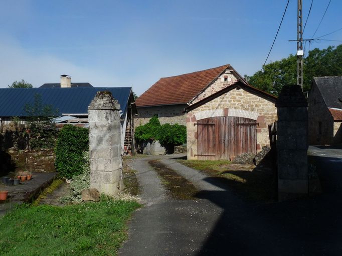 Sabazot. Ferme en éléments dissociés. ; Vue générale du mur-pignon sud-est de la grange-étable de type limousin.