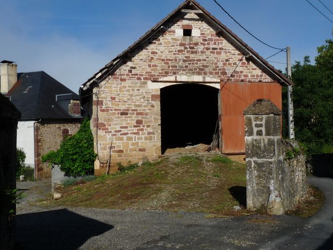 Grange-étable de type auvergnat : vue générale du mur-pignon sud-est.