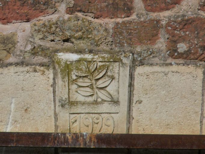 Sabazot. Détail d'une clé en calcaire portant la date 1922 ornée d'une feuille de laurier. ; Grange-étable de type auvergnat : clé en calcaire portant la date 1922 ornée d'une feuille de laurier.