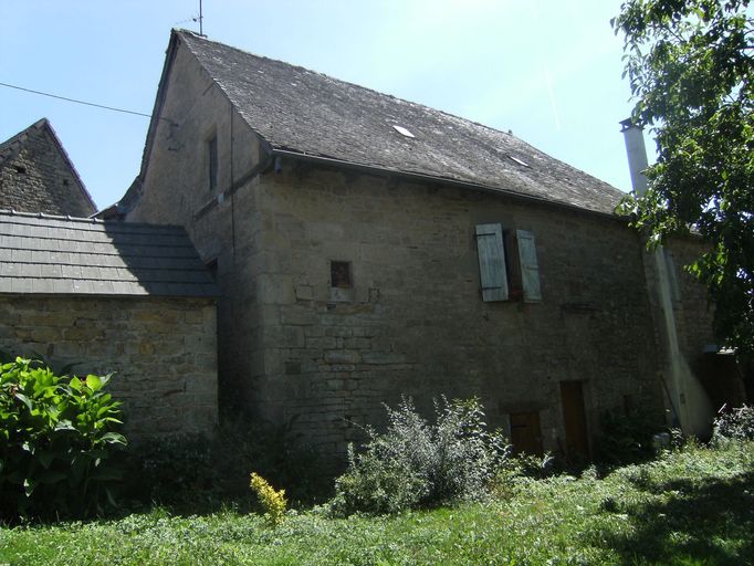 Vue de la façade postérieure du logis et du mur-pignon nord-est ajouré d'une baie à chanfrein.