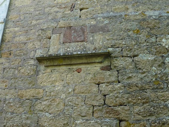 Façade postérieure du logis : appui de fenêtre saillant mouluré en cavet, en remploi.
