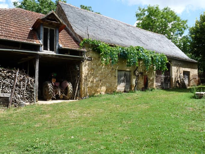 Vue générale de la grange-étable et du hangar.
