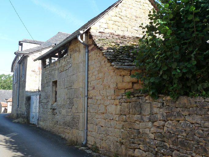 Vue générale du logis et du fournil, prise depuis la voie publique.