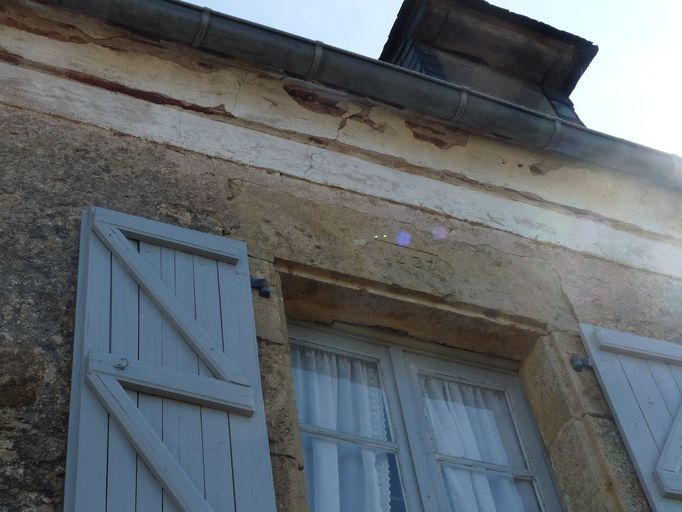 Façade sud-ouest, sur rue : détail du linteau de la fenêtre portant la date 1837 inscrite dans un cartouche.