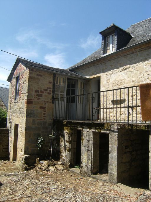 Façade principale sur cour du logis : terrasse.